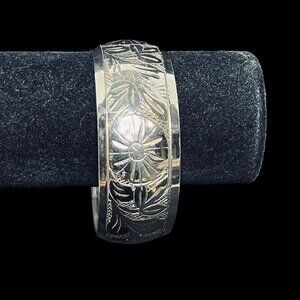 Vintage Wide Silver Tone Etched Floral Bangle Bracelet (5216)